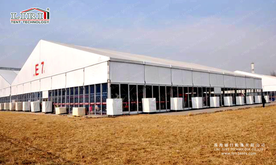 Location de tentes d'exposition en extérieur