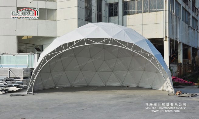 Tente dôme de type amphithéâtre