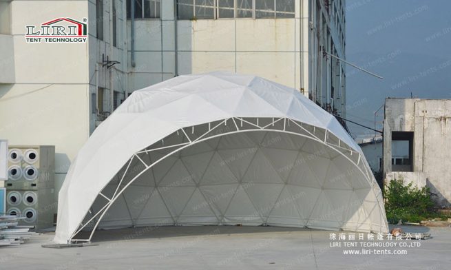 Tente dôme de type amphithéâtre