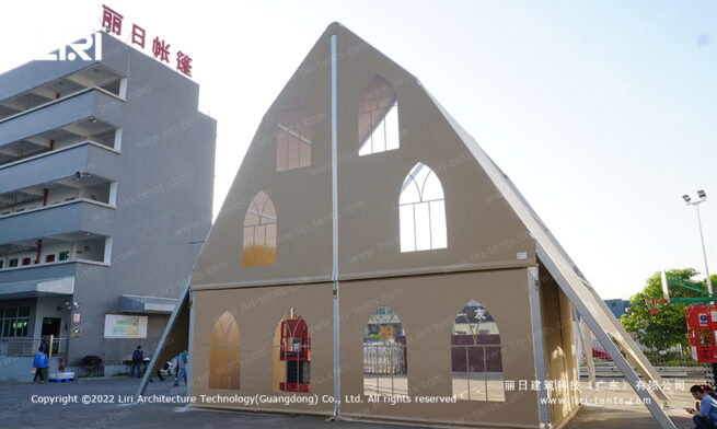 Grande tente d'extérieur de type « marquise » pour église