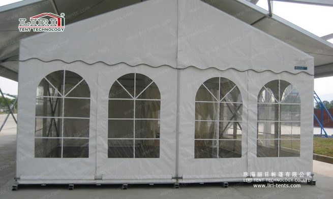 fenêtre en demi-cercle de type église