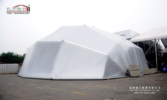 tente de type hangar avec toit en pente