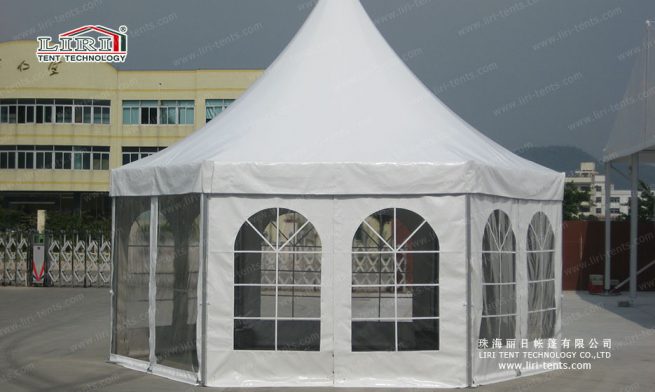tente polygonale avec des fenêtres transparentes