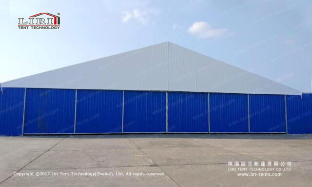 Installation manuelle d'une porte coulissante de hangar