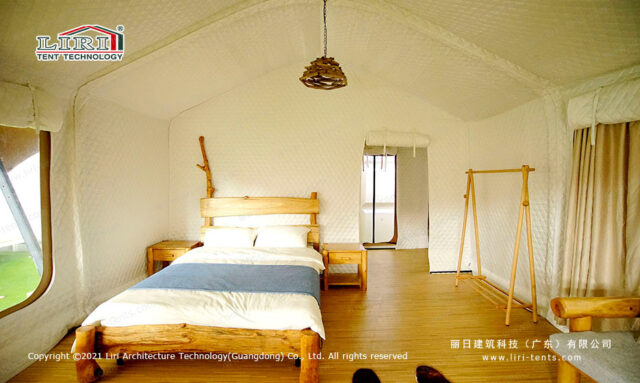 Intérieur d'une tente de glamping à Hawaï