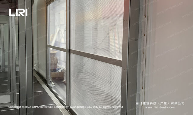 Tente d'extérieur en aluminium avec portes coulissantes