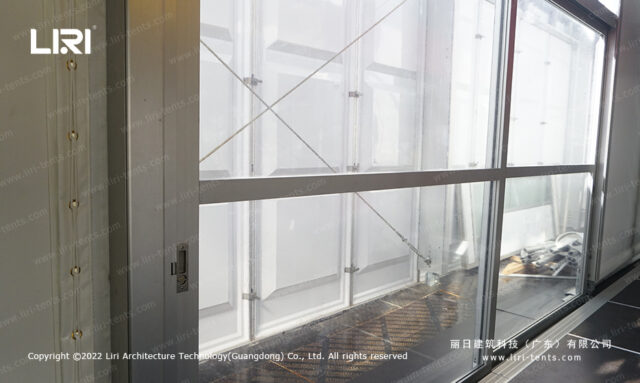 Paroi transparente pour tente en aluminium 2