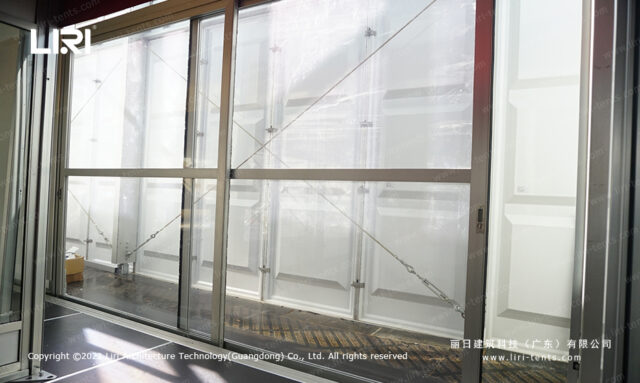 Paroi transparente pour tente en aluminium