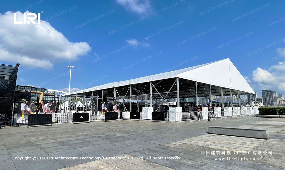 Temporary clear span structure for basketball events