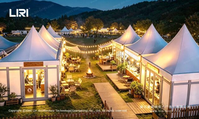 Tentes pagodes modulaires illuminées avec dîner en plein air le soir