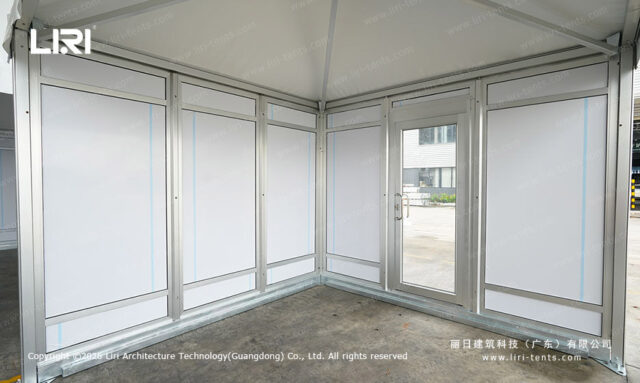 Coin de tente pagode modulaire avec armatures murales en aluminium et porte vitrée
