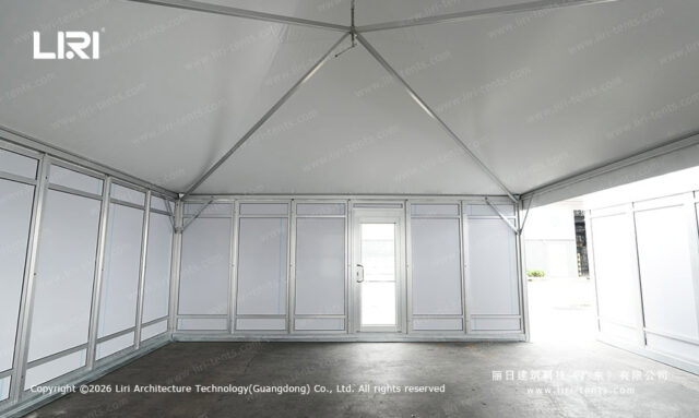 Intérieur d'une tente pagode modulaire montrant les renforts de toiture et les panneaux muraux