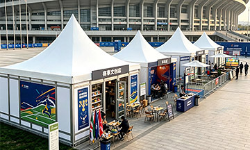 Tentes modulaires de type pagode avec comptoirs de vente à l'extérieur d'un stade