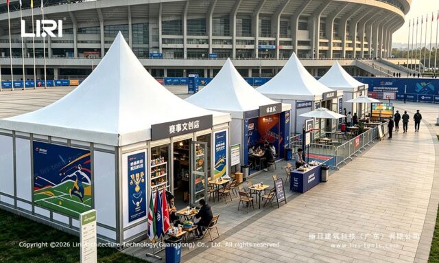 Une rangée de tentes modulaires en forme de pagode destinées aux spectateurs du stade