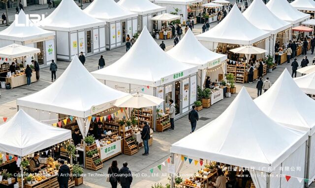 Des tentes modulaires blanches en forme de pagode, disposées comme des étals de marché en plein air